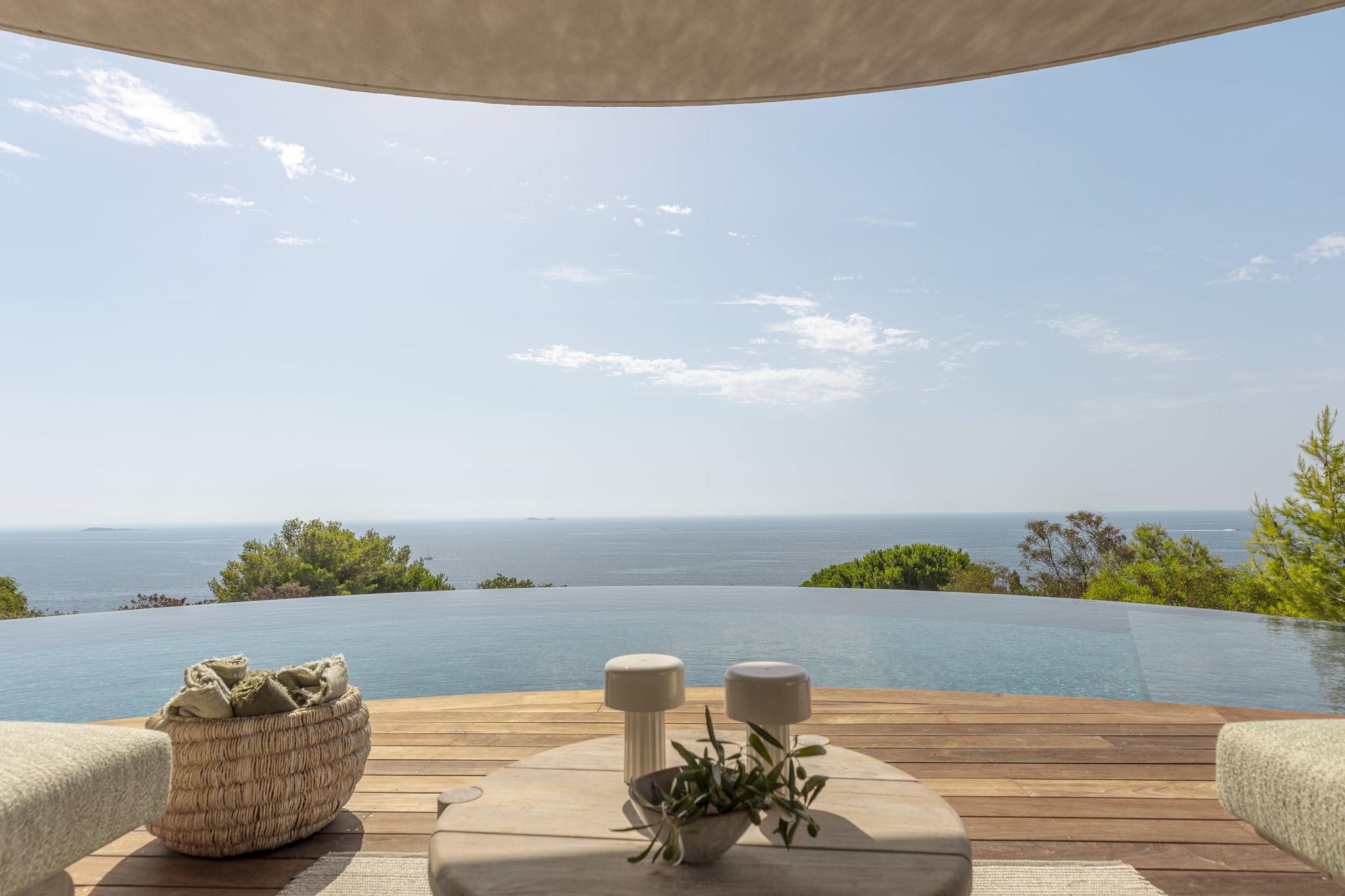 Terrasse de la villa face à la piscine à débordement et à la mer